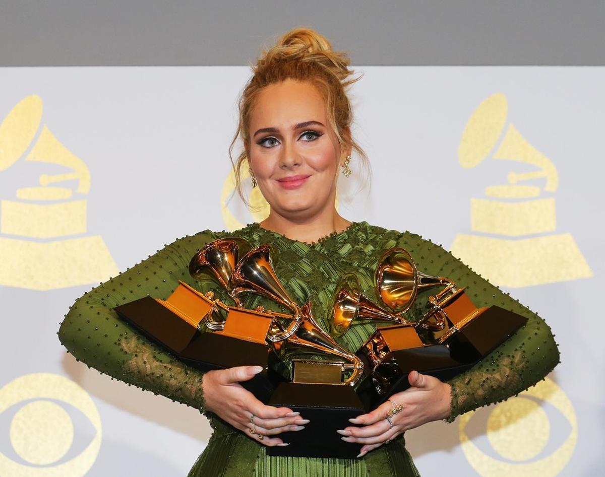 Adele, amb els seus cinc Grammys.