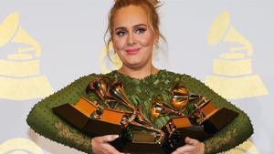 Adele, amb els seus cinc Grammys.