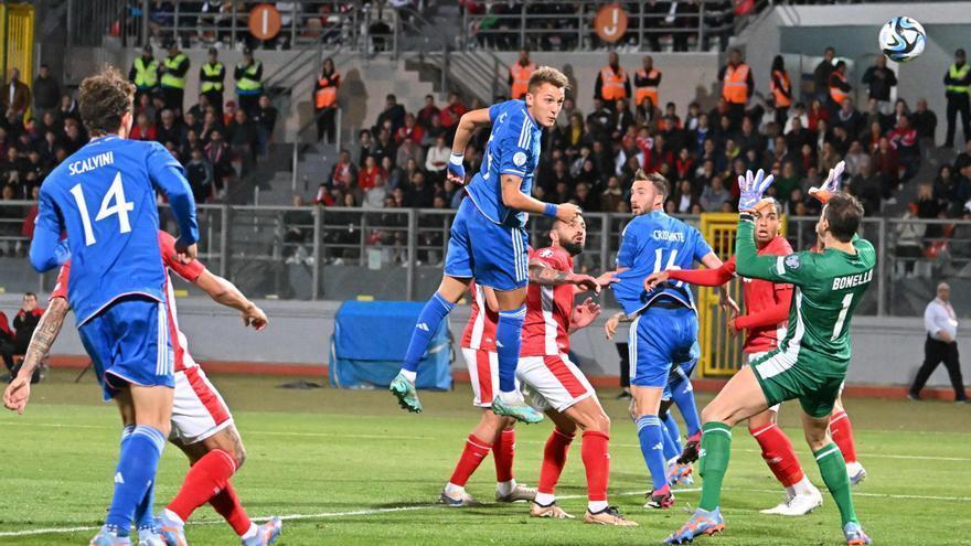 Mateo Retegui cabecea el primer gol a Malta, su segundo tanto con la azzurra.