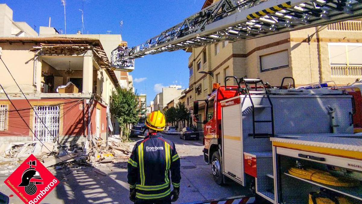 Los bomberos acordonan la zona y limpian los cascotes