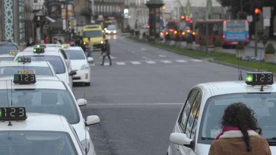 Taxis aparcados en la parada del Obelisco. / víctor echave