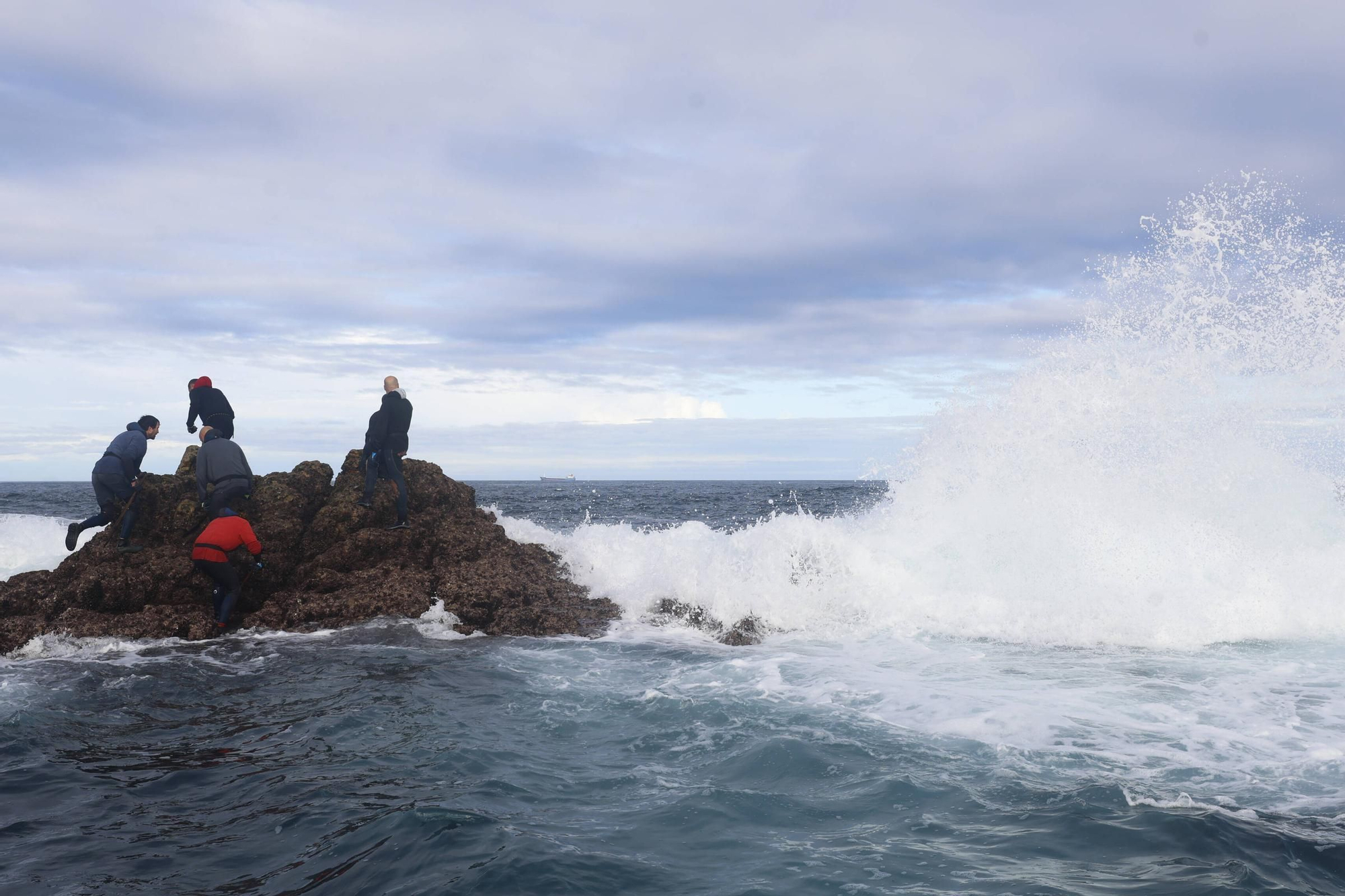 EN IMÁGENES: Así es la dura jornada de los perceberos del cabo Peñas: un oficio de alto riesgo a merced de las olas