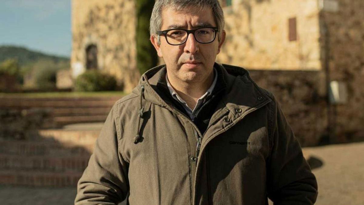 Jordi Amat, a Llofriu, davant el mas de Josep Pla, tan important en la vida dels Quintà | ARXIU PERSONAL