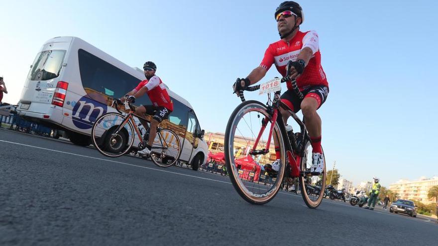 Cerca de 2.000 ciclistas acompañan a Indurain y Chiappuci en Valencia