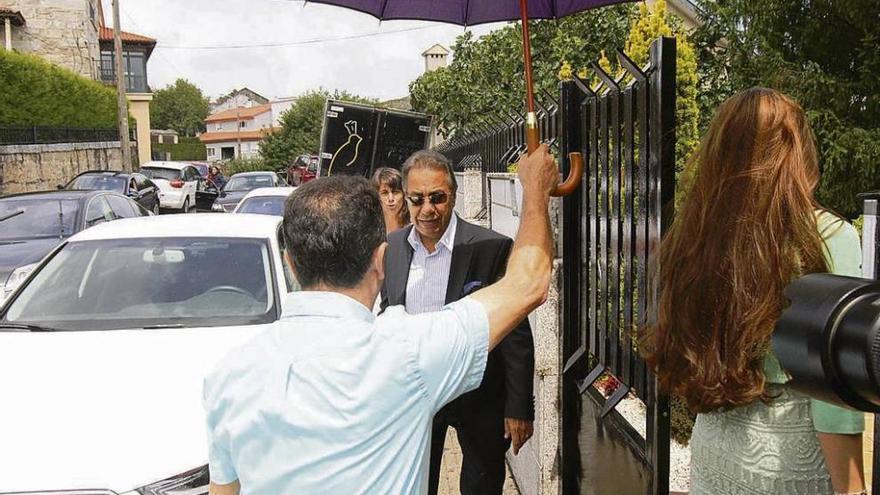 Miguel Rincón, propietario de la principal productora de papel de México, llega a casa de los Raña.