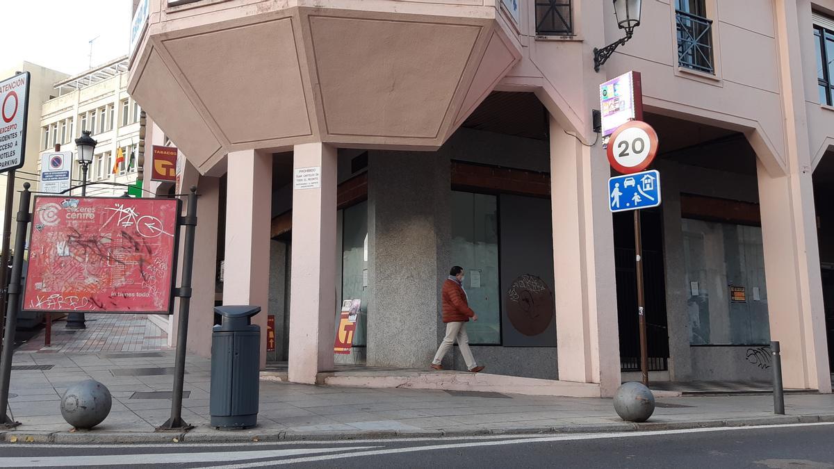 Local vacío en La Chicuela, edificio emplazado en la confluencia entre San Antón y Comandante Sánchez Herrero.