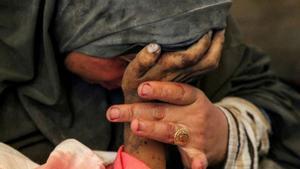 Buthayna Abu Jazar agafa la mà del seu fill Hazma, assassinat en un bombardeig israelià a Rafah. | HATEM KHALED