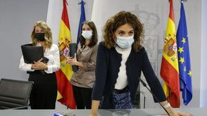 La ministra de Hacienda, María Jesús Montero. Al fondo, la ministra de Trabajo, Yolanda Díaz, y la ministra de Iguladad, Irene Montero, tras la rueda de prensa posterior al Consejo de Ministros.