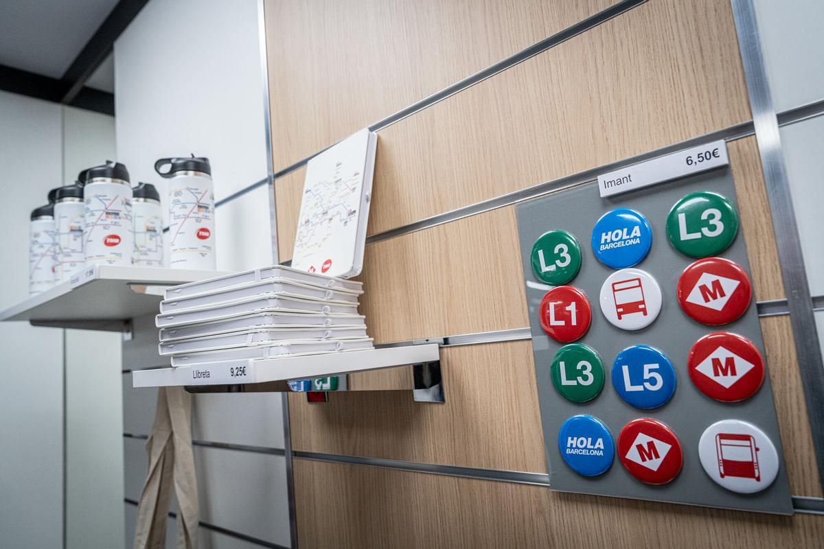 TMB presenta la primera tienda de merchandising de TMB en el metro de Barcelona, situada en la estación de Sagrada Família. Laia Bonet participa en la inauguración, este lunes. 