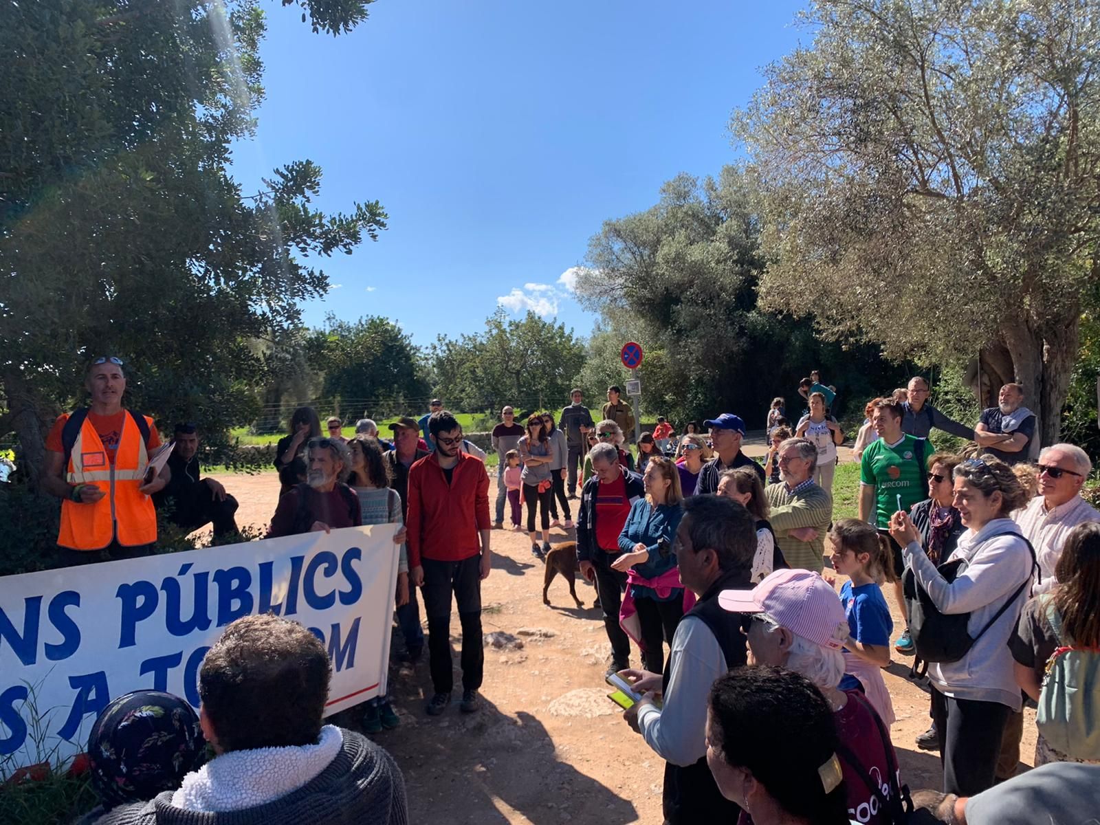 Unas 300 personas exigen la "apertura inmediata" del camí de Passatemps, en Bunyola