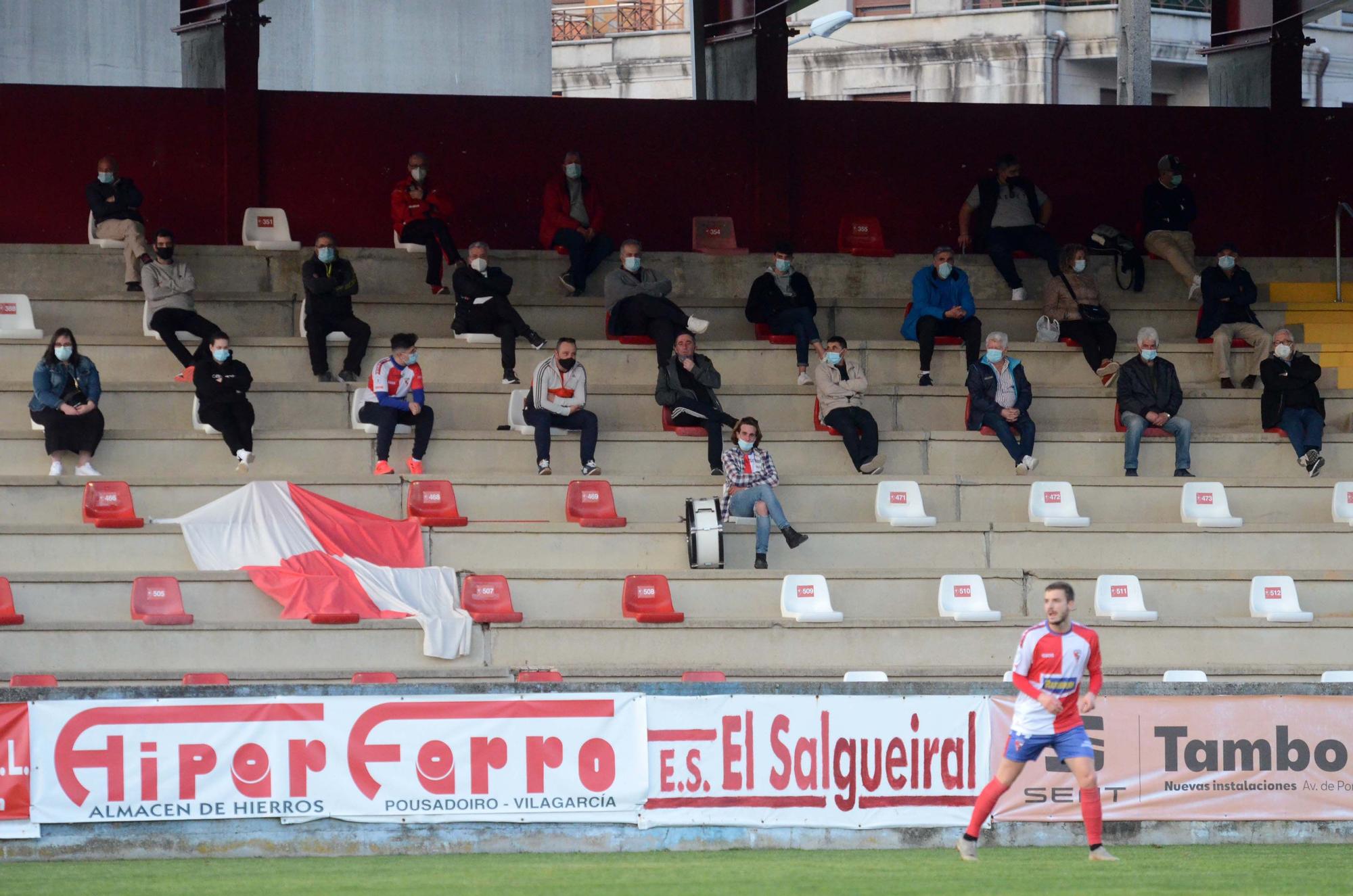 El Arosa supera al Rápido de Bouzas con dos tantos de Róber