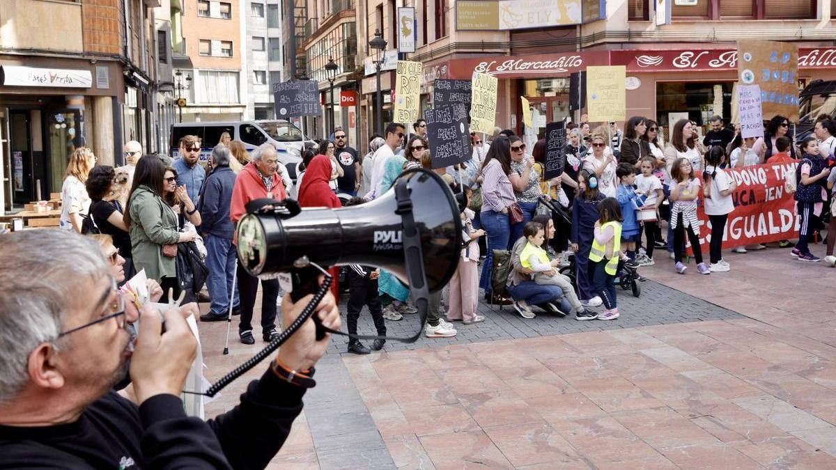 VÍDEO: Concentración de varios colectivos ante el ayuntamiento de Langreo AMPAS de cuatro colegios