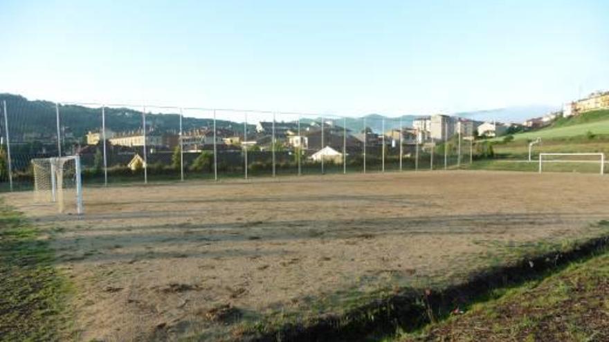 El camp de futbol sobre les cases.