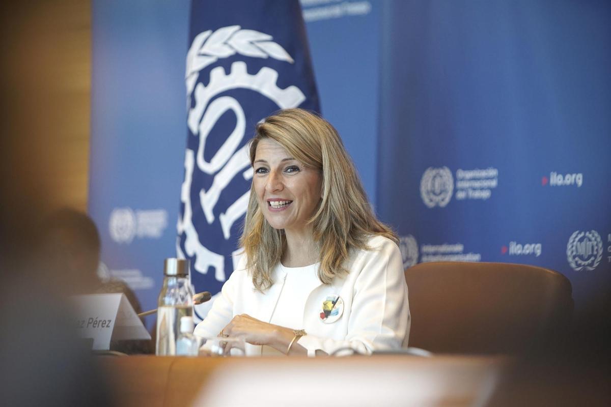 Yolanda Díaz y el director de la OIT presentan en Ginebra la guía para inclusión de las personas LGBTIQ+ en el mundo laboral.