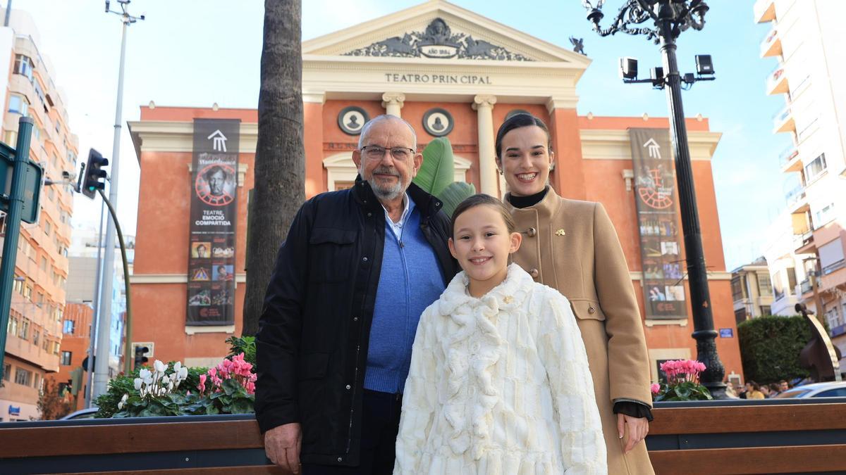 Arturo España, Paula Beltrán y Lledó Sales, a la plaça La Pau..