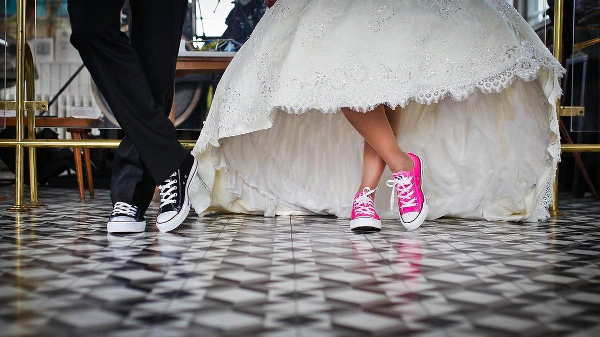 Una pareja de novios.