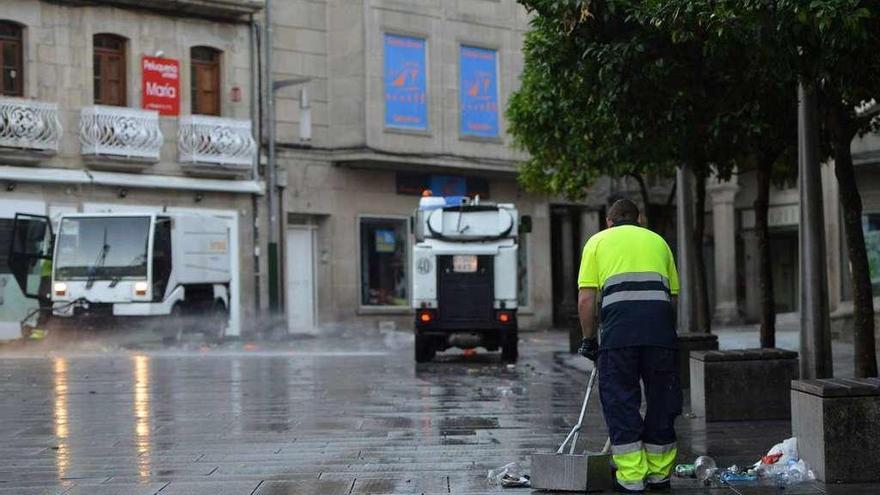 Maquinaria de limpieza baldea con agua la plaza de Curros Enríquez. // G. Santos