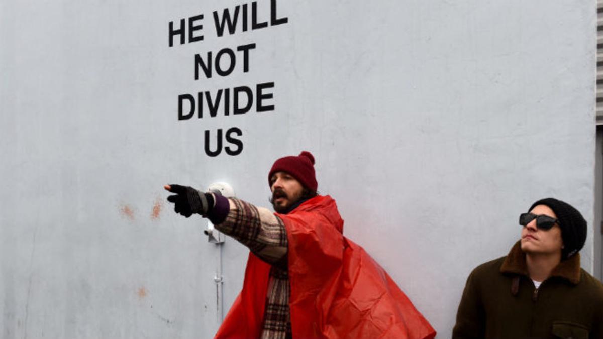 Shia LaBeouf, delante de su instalación contra Trump, 'He will not divide us', en Nueva York.