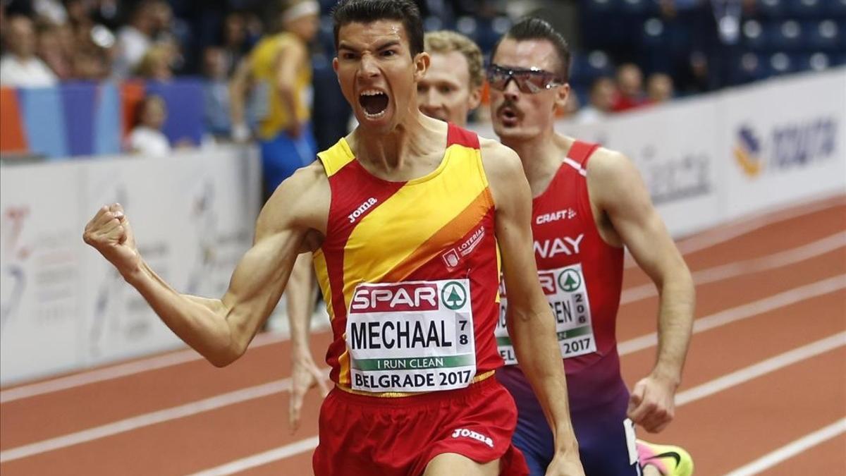 Adel Mechaal celebra el éxito en los 3.000 metros de Belgrado.