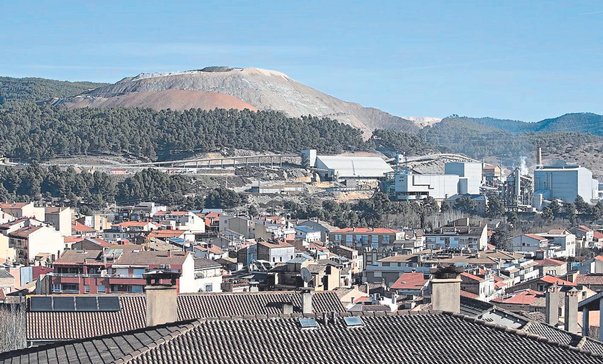 Una imatge d’un pla general de Súria amb el runam salí al fons