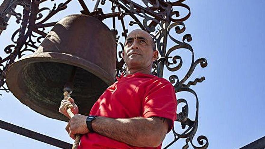 A la izquierda, el campanero Emilio Díez sujeta la cuerda de la campana torera. A la derecha, astados en la Plaza de Toros de madera de Fermoselle.