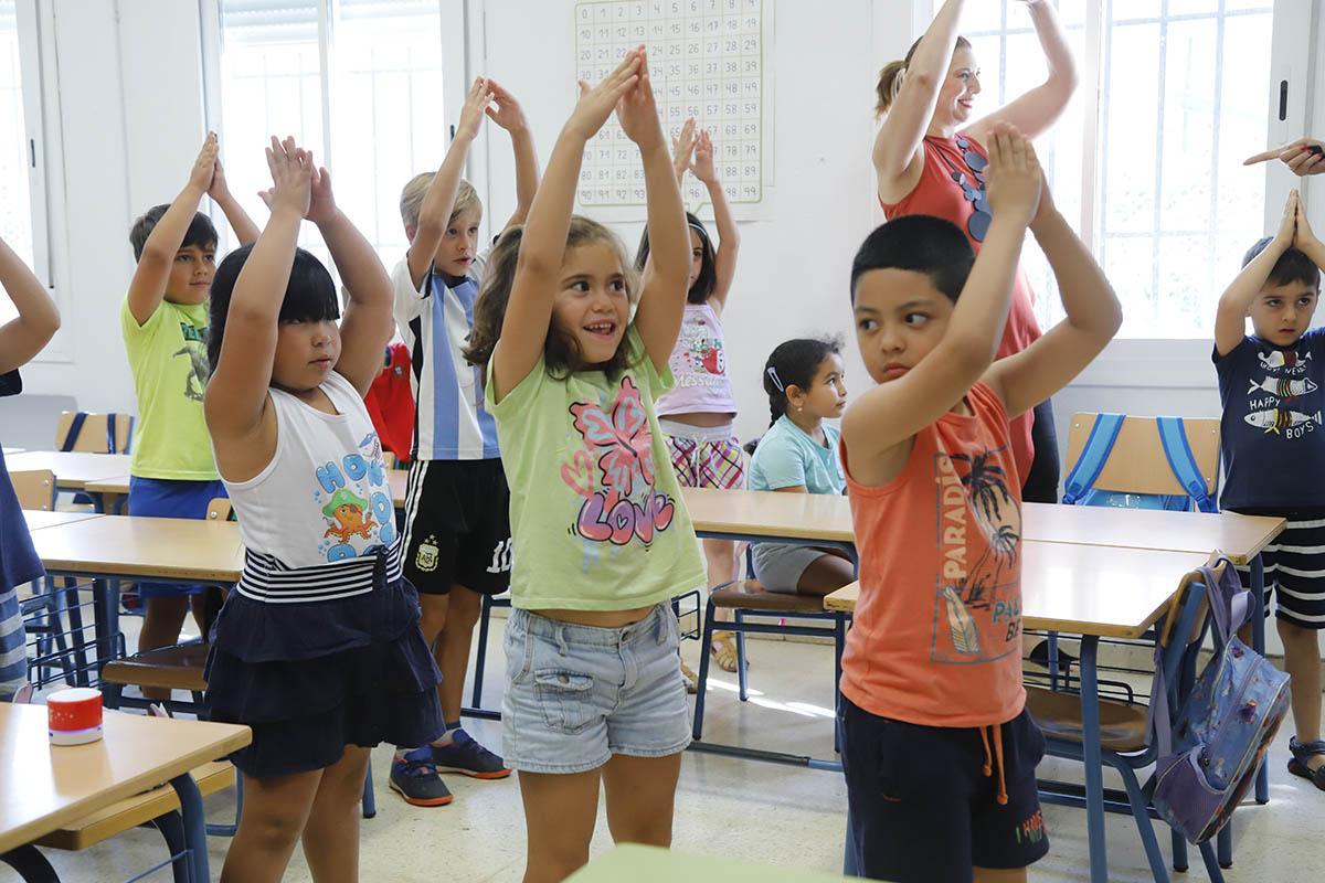 Imagen de archivo de niños y niñas participantes en una edición pasada de las escuelas de verano del Ayuntamiento de Córdoba.