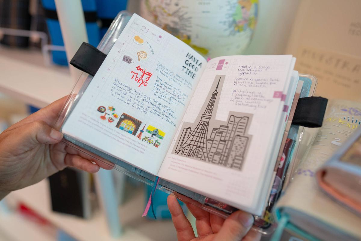 Barcelona. Ambiente en la papelería Entropía durante la exposición de las nuevas agendas Hobonichi, con visitantes descubriendo los diferentes diseños y modelos antes de su salida a la venta. 25 de agosto de 2026. Cultura. AUTOR: ZOWY VOETEN