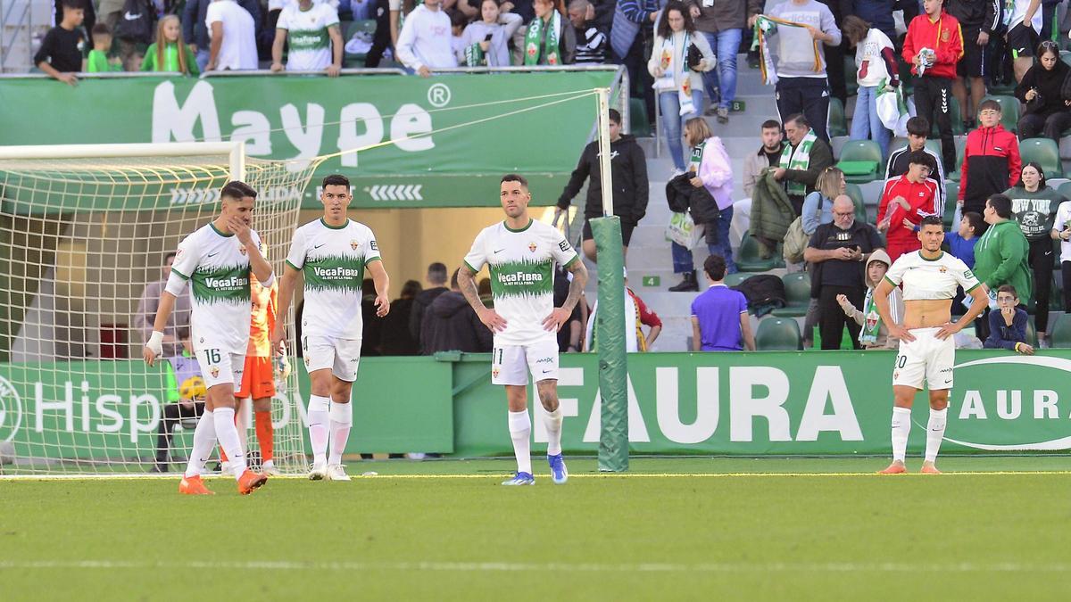 Fidel, Diego González y Tete Morente, decepcionados, tras encajar un gol este curso.