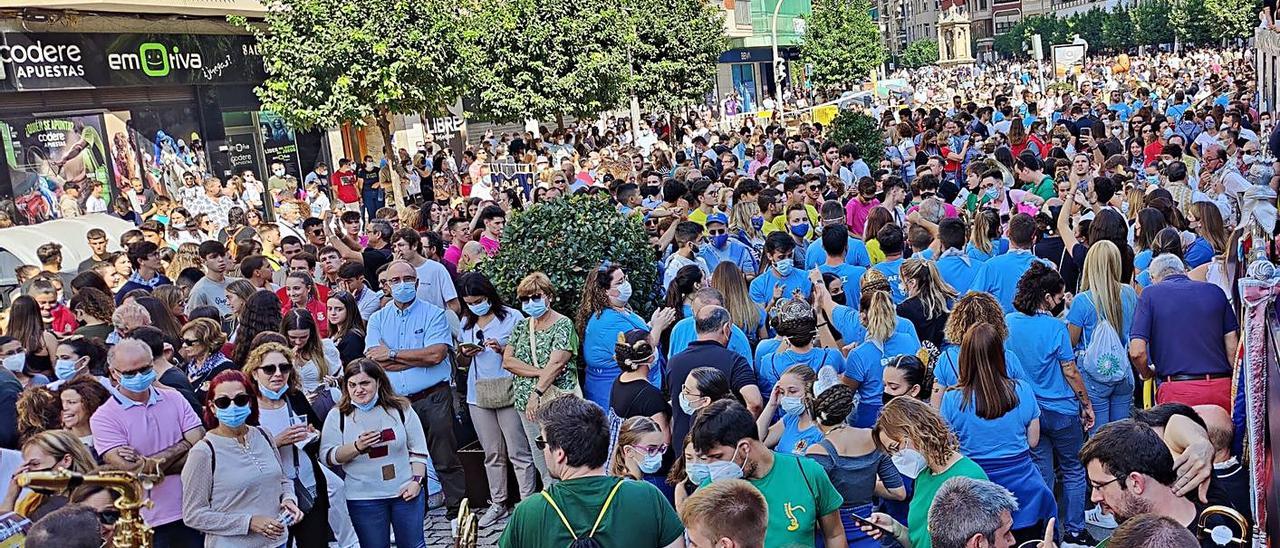 Multitudinaria asistencia a una  «mascletà» durante las Fallas de octubre. | RUBÉN SEBASTIÁN