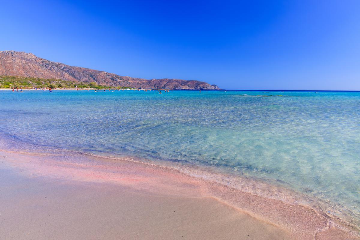 Espectacular playa de arena rosa en Grecia.