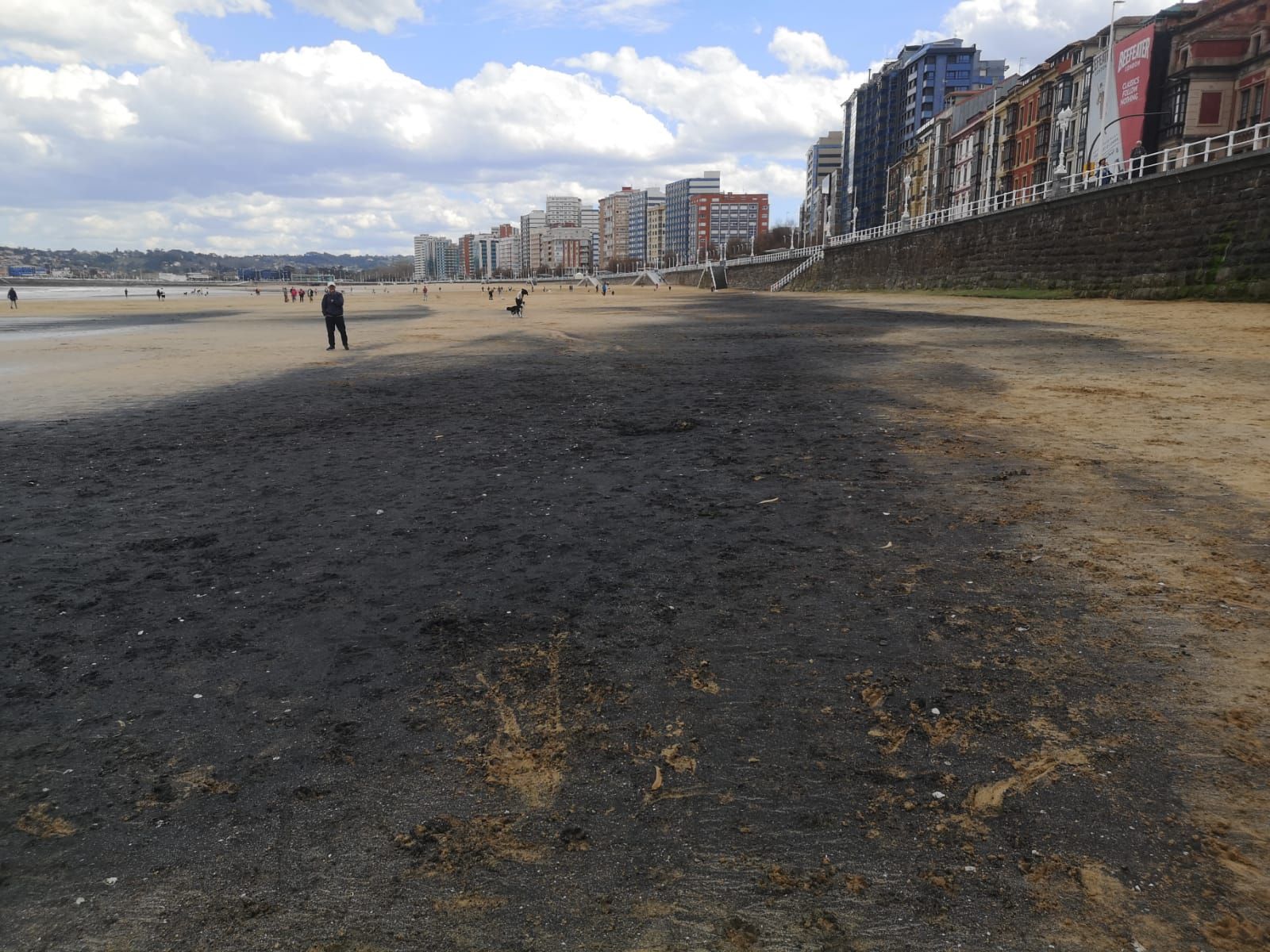 En imágenes: una nueva marea de carbón tiñe de negro la playa de San Lorenzo