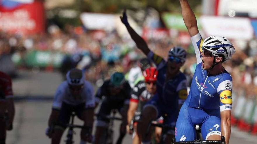 El belga Yves Lampaert levanta el brazo celebrando su victoria en la segunda etapa de la Vuelta a España.