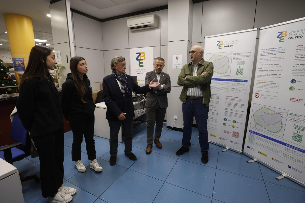 Por la izquierda, Esthela García, Cristina González, José Ramón Prado, Javier Lozano y Fernando Cuenco, en la oficina de atención por la Zona de Bajas Emisiones.