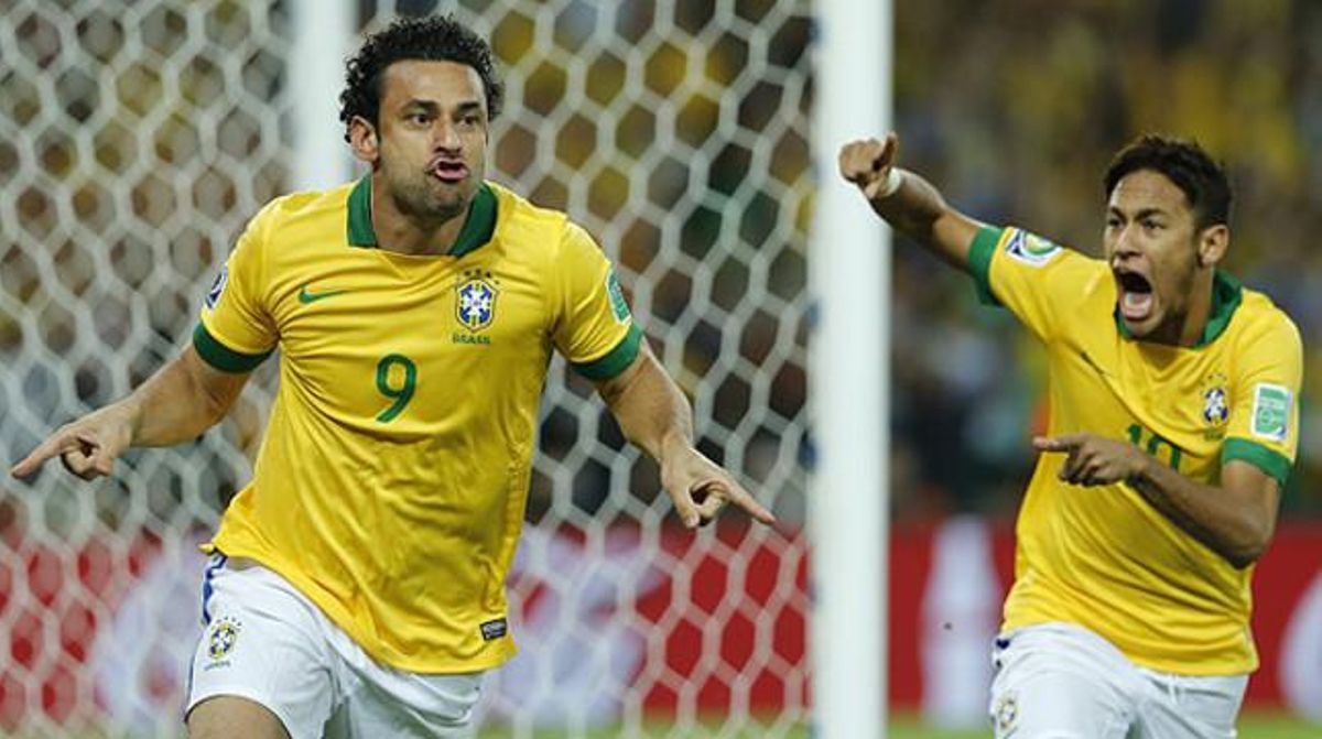 Neymar corre a felicitar Fred pel seu gol.