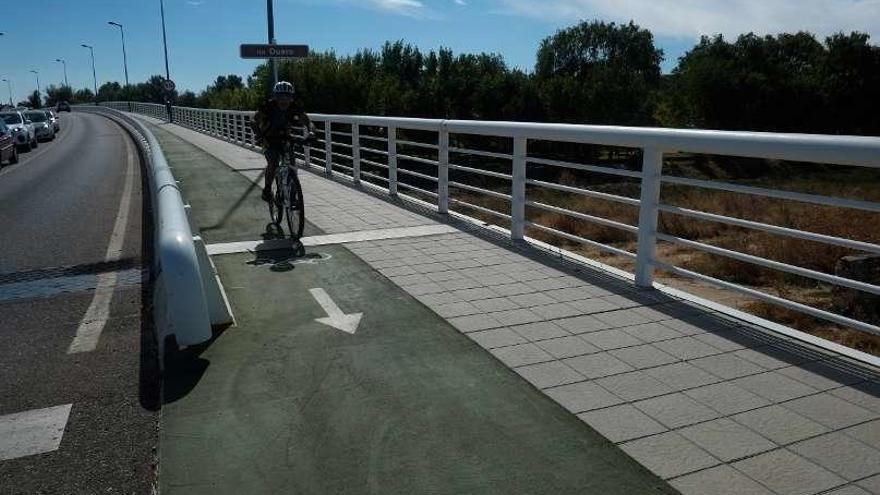 Carril bici en la zona del Puente de los Poetas.