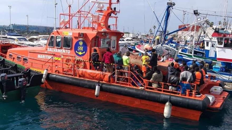 Salvamento rescata a 42 personas de un patera a cuatro millas de Tenerife.