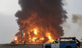 Captura del momento en que Israel bombardea el puerto yemení de Hodeida