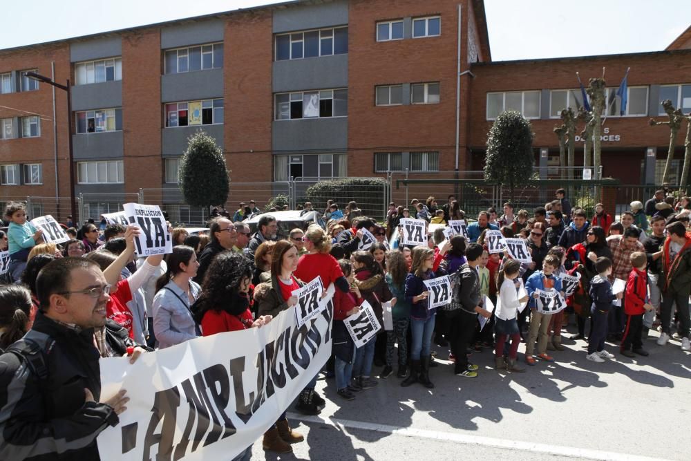 Protesta de estudiantes en Roces por la ampliación de las aulas