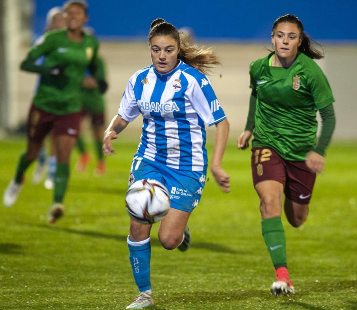 María Ruiz persigue una pelota en el duelo. | // CASTELEIRO/ROLLER AGENCIA