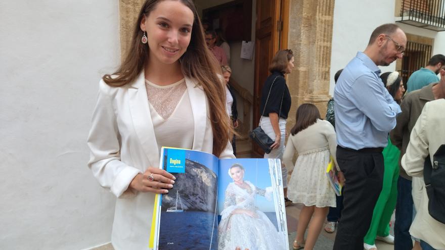 Las peñas resurgen en Les Fogueres de Xàbia de Camela y la plena normalidad