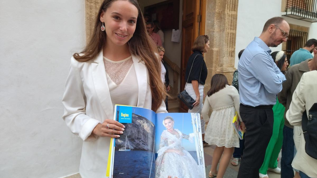 La reina de las fiestas, Arantxa Pons Escudero, muestra su fotografía en el libro de Les Fogueres