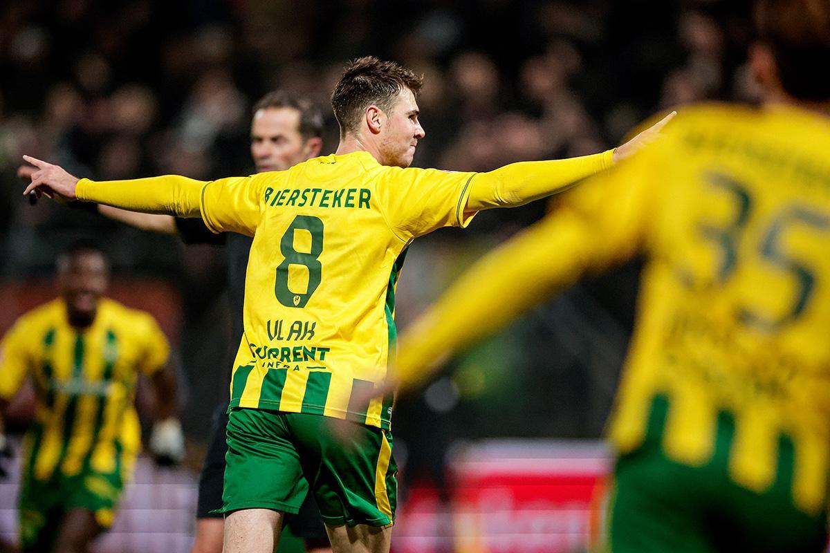 Jari Vlak celebrando un tanto con el ADO Den Haag