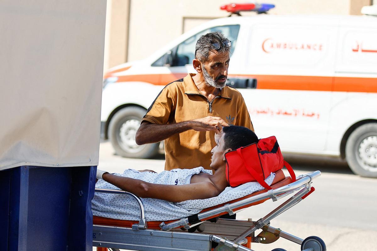 Palestinos y ambulancias huyen a Egipto por la frontera de Rafah, que abren hoy