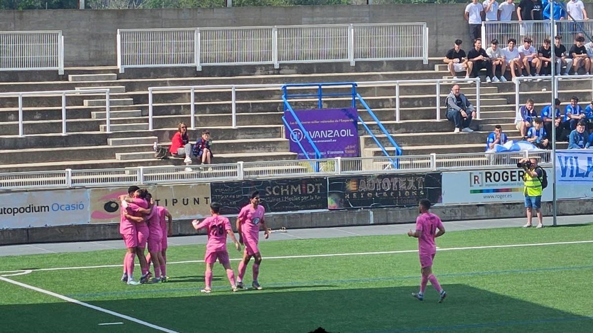 El Horta, ayer de rosa, celebrando el gol del empate