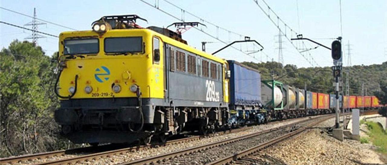 Un tren de mercancías de Renfe circulando por el centro de Asturias.