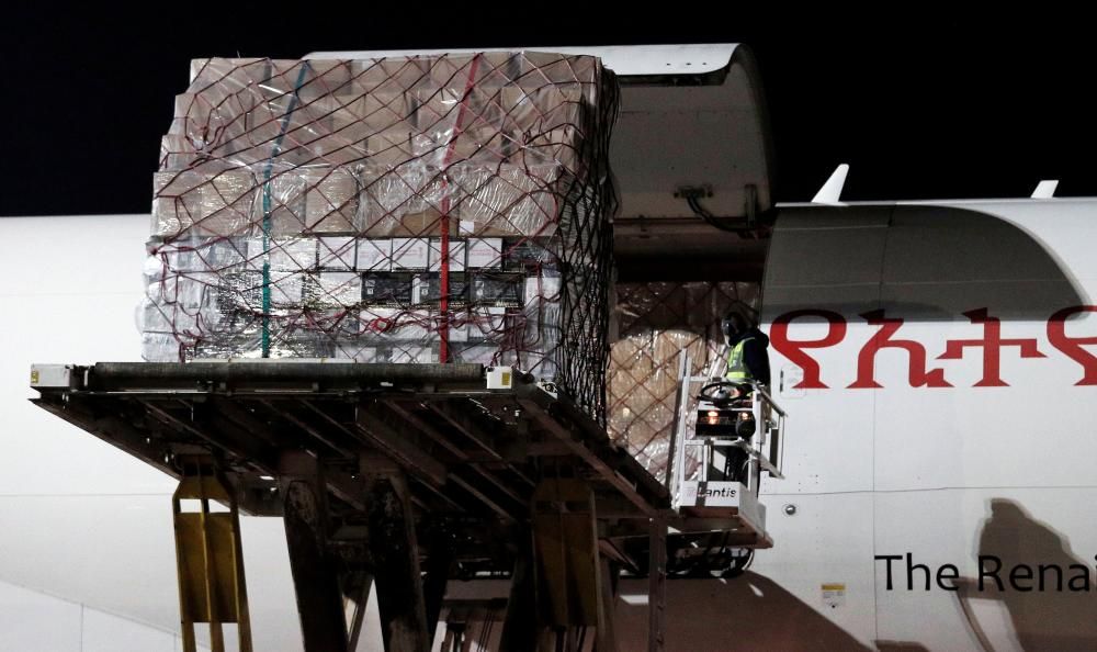 Comienza el reparto del material sanitario que llegó anoche en el avión fletado por el Consell.