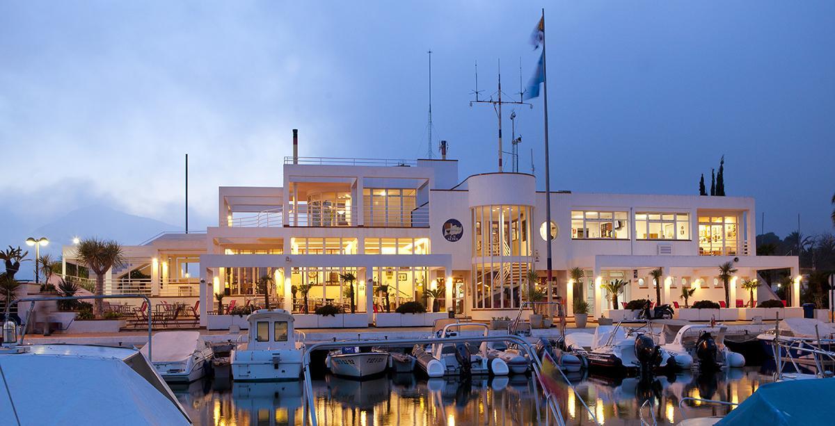 El restaurante Bon Vent se encuentra situado en el Club Náutico de Altea.