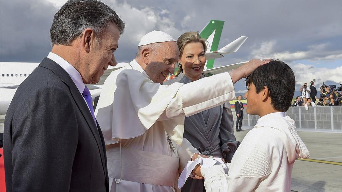 Emmanuel, hijo de la congresista Clara Rojas, le entregó al Papa la paloma de la paz.