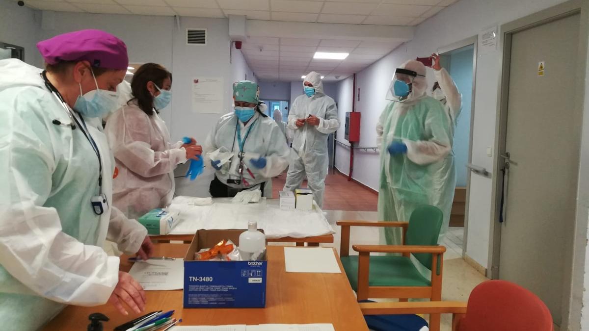 Los sanitarios del hospital de Dénia se preparan para vacunar.