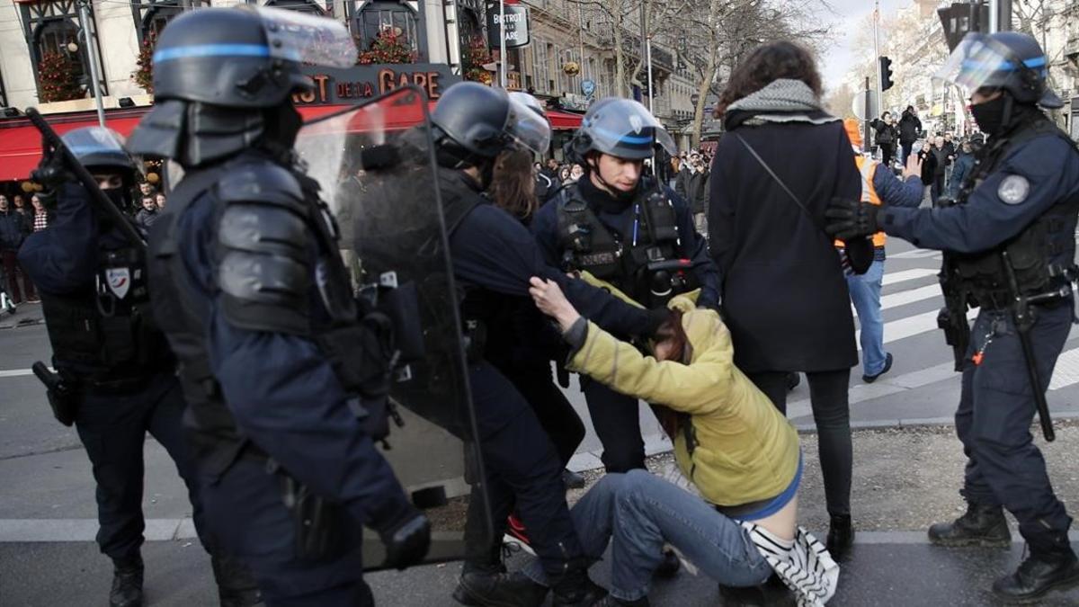 Enfrentamientos entre manifestantes y policías en la Gare de Lyon.